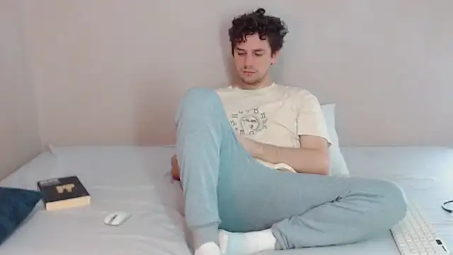 Snapshot of Elio555 chatting on February 9, 1:11 am Elio555 online show from February 9, 1:11 am