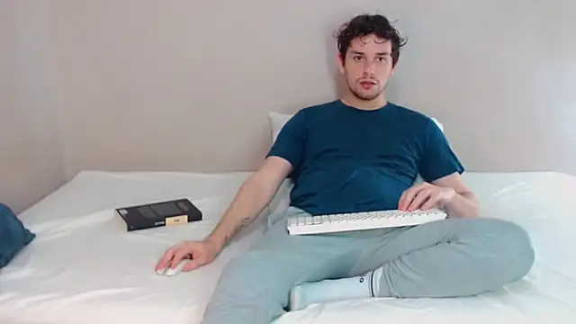 Snapshot of Elio555 chatting on February 16, 8:55 pm Elio555 online show from February 16, 8:55 pm