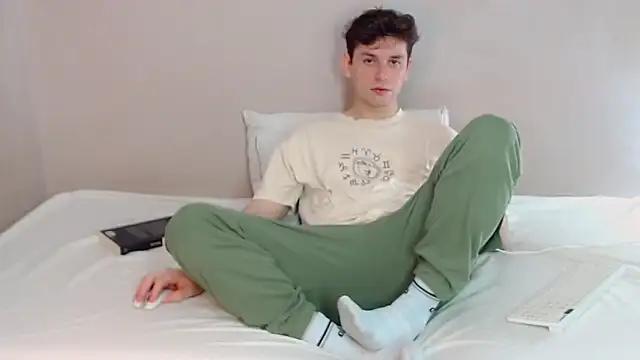 Snapshot of Elio555 chatting on February 26, 8:44 pm Elio555 online show from February 26, 8:44 pm