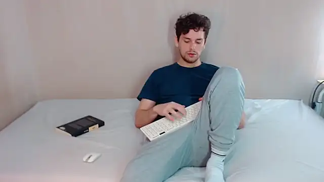 Snapshot of Elio555 chatting on March 21, 9:34 am Elio555 online show from March 21, 9:34 am