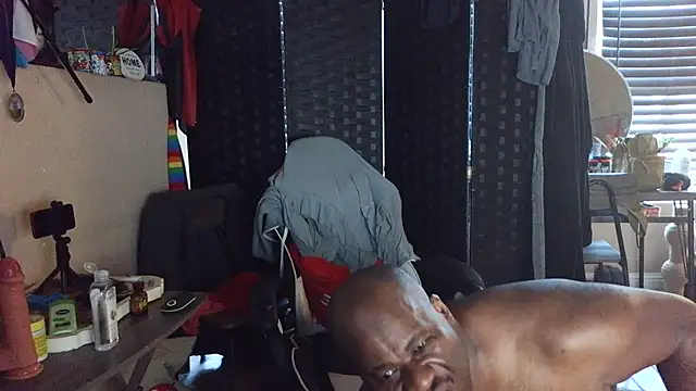 Snapshot of bigshh8 chatting on October 7, 11:35 pm bigshh8 online show from October 7, 11:35 pm