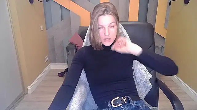 Snapshot of EmilyWalkeri chatting on December 8, 7:47 am EmilyWalkeri online show from December 8, 7:47 am