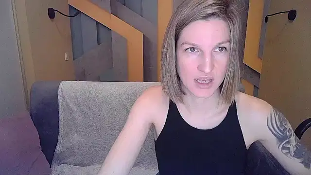 Snapshot of EmilyWalkeri chatting on December 8, 10:52 am EmilyWalkeri online show from December 8, 10:52 am