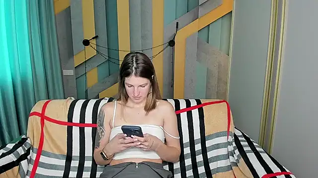 Snapshot of EmilyWalkeri chatting on October 17, 7:33 am EmilyWalkeri online show from October 17, 7:33 am