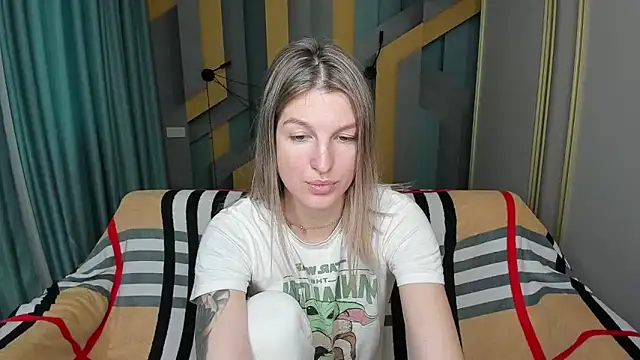 Snapshot of EmilyWalkeri chatting on December 3, 8:00 am EmilyWalkeri online show from December 3, 8:00 am