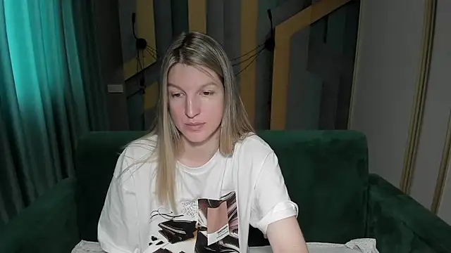EmilyWalkeri online show from May 13, 6:44 am