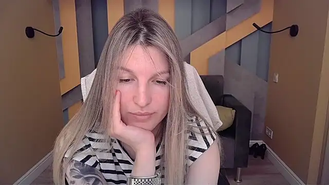 Snapshot of EmilyWalkeri chatting on June 14, 7:43 am EmilyWalkeri online show from June 14, 7:43 am