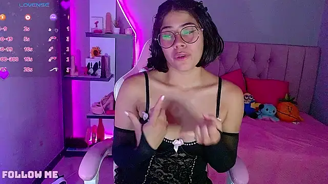 Snapshot of LoaLuxury chatting on December 7, 7:10 pm LoaLuxury online show from December 7, 7:10 pm