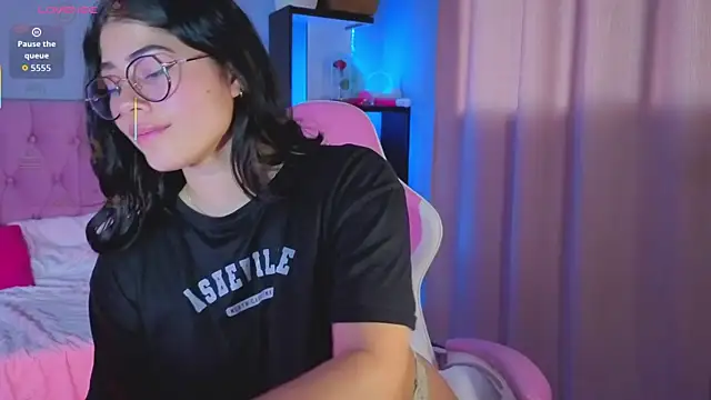 Snapshot of LoaLuxury chatting on October 2, 7:21 pm LoaLuxury online show from October 2, 7:21 pm