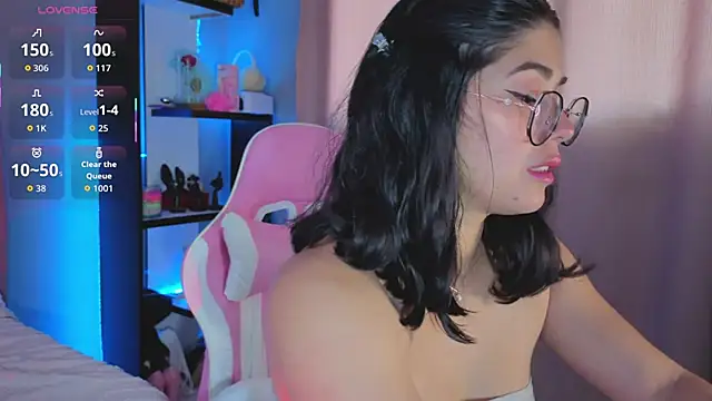 Snapshot of LoaLuxury chatting on November 20, 6:29 pm LoaLuxury online show from November 20, 6:29 pm