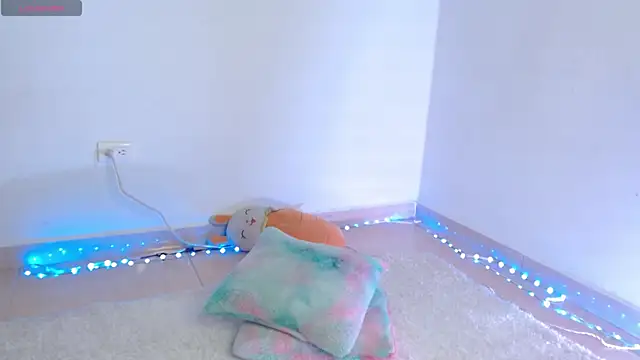 Emelyross  online show from December 18, 6:03 pm