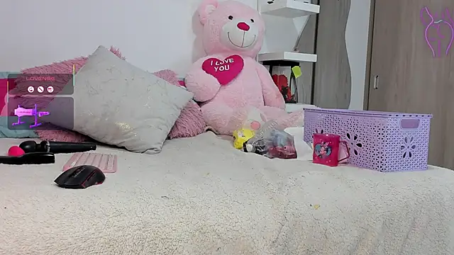 Snapshot of Queen_Antonella_Oficial chatting on February 4, 10:15 pm Queen Antonella Oficial online show from February 4, 10:15 pm