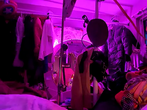 gurlnips online show from March 19, 1:51 pm