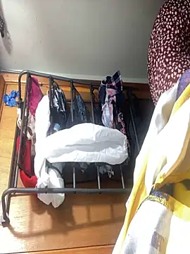 gurlnips online show from December 19, 1:18 pm