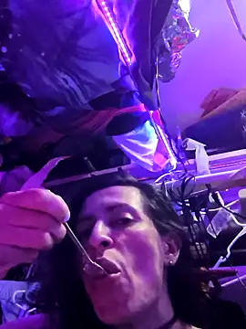 gurlnips online show from March 31, 12:49 pm