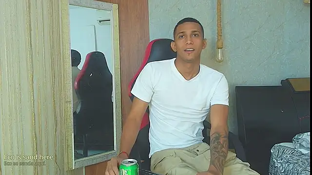 Snapshot of dominic_smith_ chatting on June 21, 2:36 am dominic smith online show from June 21, 2:36 am