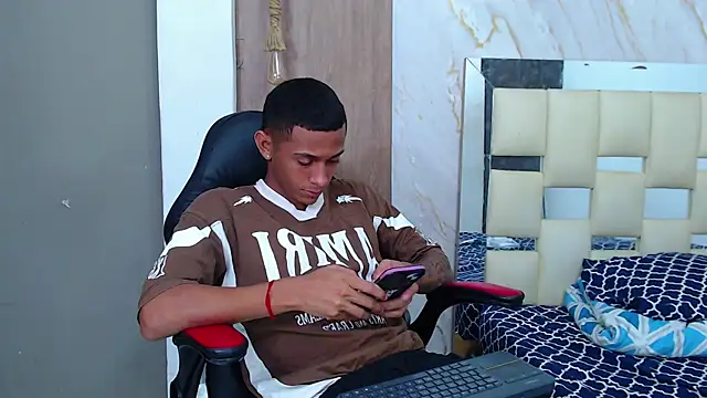 Snapshot of dominic_smith_ chatting on June 24, 11:26 pm dominic smith online show from June 24, 11:26 pm