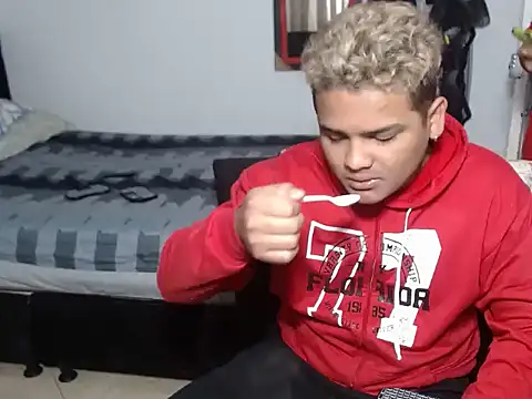 Snapshot of Boycuriousxxx chatting on October 18, 11:33 am Boycuriousxxx online show from October 18, 11:33 am