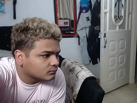 Snapshot of Boycuriousxxx chatting on October 20, 11:10 am Boycuriousxxx online show from October 20, 11:10 am