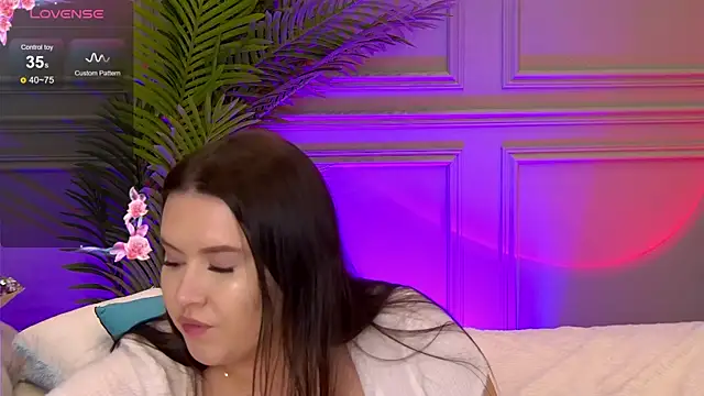 TrishaWinslet online show from March 11, 6:53 am