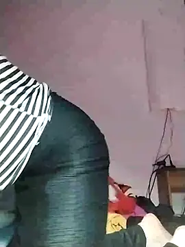 Snapshot of ngoclothingoc9en chatting on March 13, 10:57 am ngoclothingoc9en online show from March 13, 10:57 am