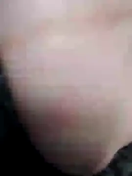 Snapshot of ngoclothingoc9en chatting on March 19, 3:09 am ngoclothingoc9en online show from March 19, 3:09 am