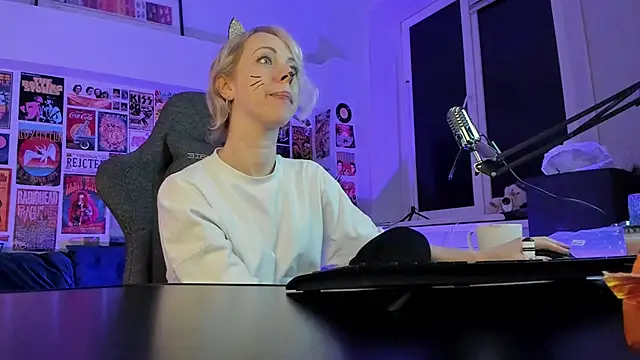 LylithSkye online show from December 11, 3:05 pm