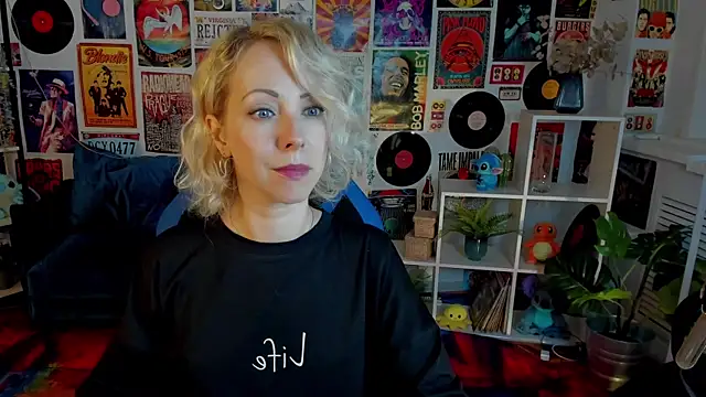 LylithSkye online show from January 4, 8:17 am