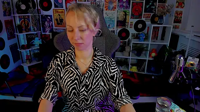 LylithSkye online show from January 5, 8:43 am