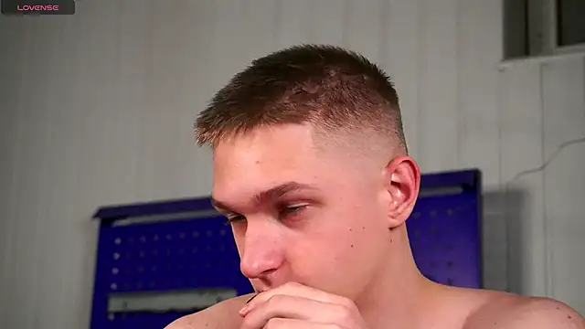 Snapshot of dustyn_fox chatting on December 15, 3:05 pm dustyn fox online show from December 15, 3:05 pm