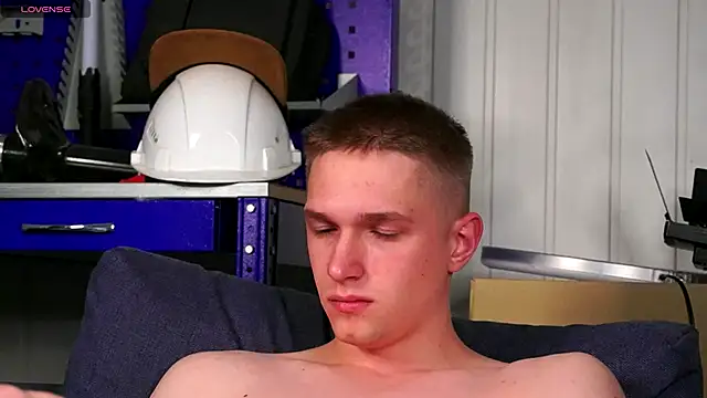 Snapshot of dustyn_fox chatting on December 16, 3:11 am dustyn fox online show from December 16, 3:11 am