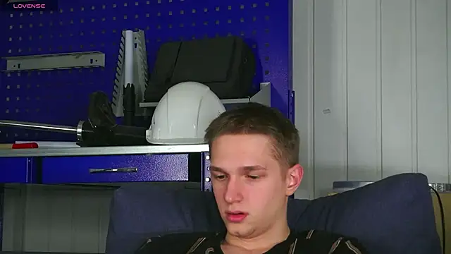 Snapshot of dustyn_fox chatting on February 11, 3:50 pm dustyn fox online show from February 11, 3:50 pm