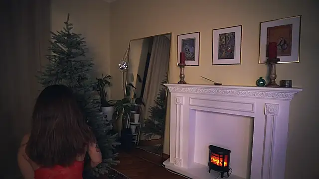 Snapshot of Leona_Mell chatting on December 16, 1:21 am Leona Mell online show from December 16, 1:21 am