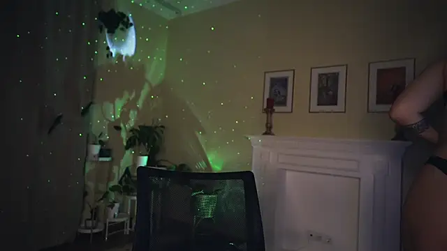 Snapshot of Leona_Mell chatting on February 25, 7:03 pm Leona Mell online show from February 25, 7:03 pm