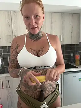 Snapshot of redNatified chatting on October 7, 11:18 am redNatified online show from October 7, 11:18 am