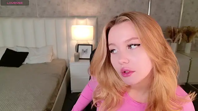 Snapshot of AliceMorr chatting on December 1, 6:30 pm AliceMorr online show from December 1, 6:30 pm