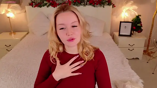 Snapshot of AliceMorr chatting on December 13, 7:47 am AliceMorr online show from December 13, 7:47 am