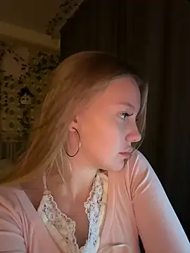 Snapshot of AliceMorr chatting on December 20, 5:18 pm AliceMorr online show from December 20, 5:18 pm