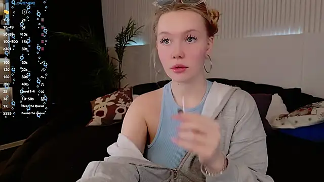 Snapshot of AliceMorr chatting on December 21, 8:28 am AliceMorr online show from December 21, 8:28 am