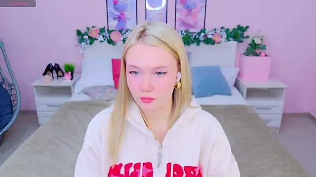 Snapshot of AliceMorr chatting on January 12, 8:04 am AliceMorr online show from January 12, 8:04 am