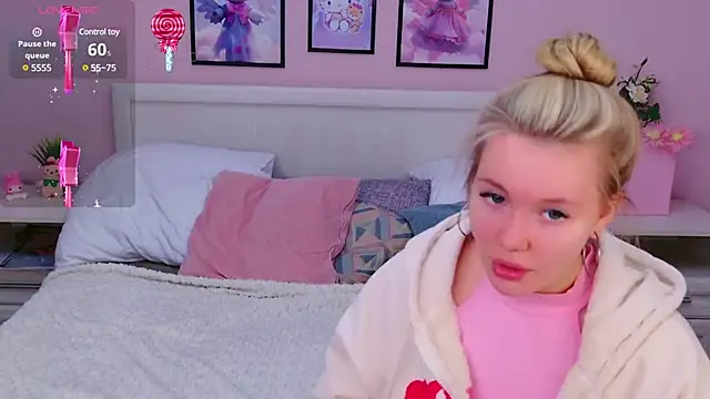 Snapshot of AliceMorr chatting on February 1, 9:00 am AliceMorr online show from February 1, 9:00 am