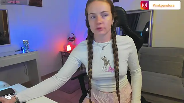 Snapshot of Piinkpandora chatting on December 3, 3:32 pm Piinkpandora online show from December 3, 3:32 pm