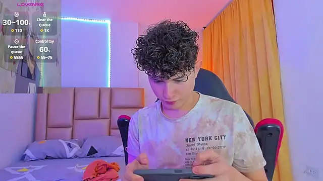 Snapshot of Nathan_Bluee chatting on December 23, 3:12 pm Nathan Bluee online show from December 23, 3:12 pm