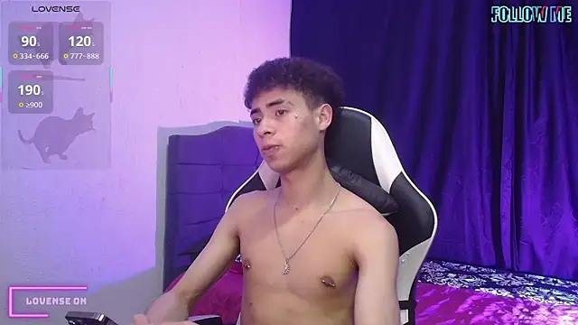 Snapshot of sexybat_twink chatting on November 6, 2:45 am sexybat twink online show from November 6, 2:45 am