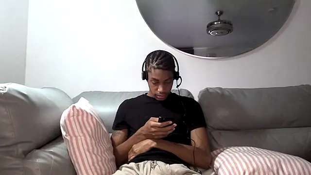Snapshot of Skinnyblackman chatting on October 7, 10:07 pm Skinnyblackman online show from October 7, 10:07 pm