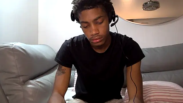 Snapshot of Skinnyblackman chatting on October 10, 10:42 pm Skinnyblackman online show from October 10, 10:42 pm