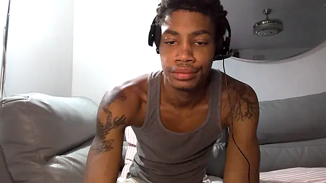 Snapshot of Skinnyblackman chatting on October 13, 10:32 pm Skinnyblackman online show from October 13, 10:32 pm