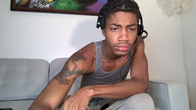 Snapshot of Skinnyblackman chatting on October 21, 11:27 pm Skinnyblackman online show from October 21, 11:27 pm