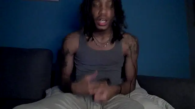 Snapshot of Skinnyblackman chatting on December 19, 5:03 am Skinnyblackman online show from December 19, 5:03 am