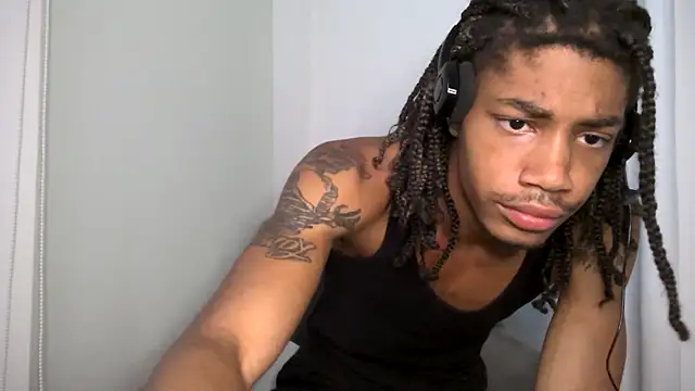 Snapshot of Skinnyblackman chatting on January 6, 4:27 am Skinnyblackman online show from January 6, 4:27 am